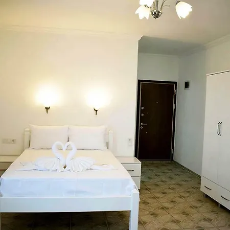 Проживание в семье Saranda Teras *